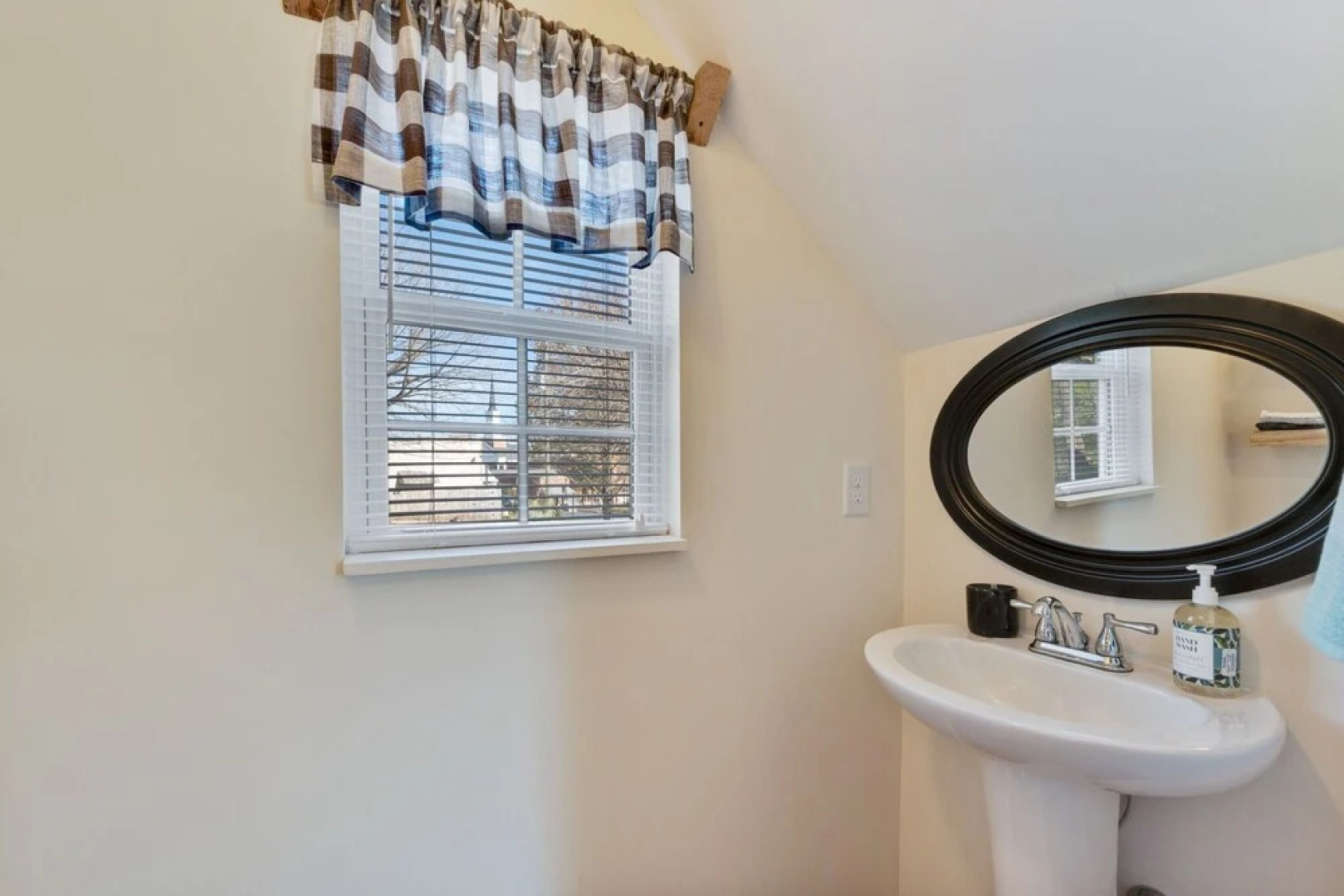 The Holly House In Downtown Demorest 2 Bedroom Home by Redawning