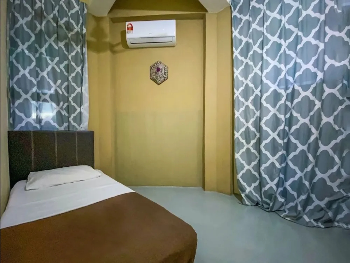 SPOT ON 90042 One Plaza Eco Hotel