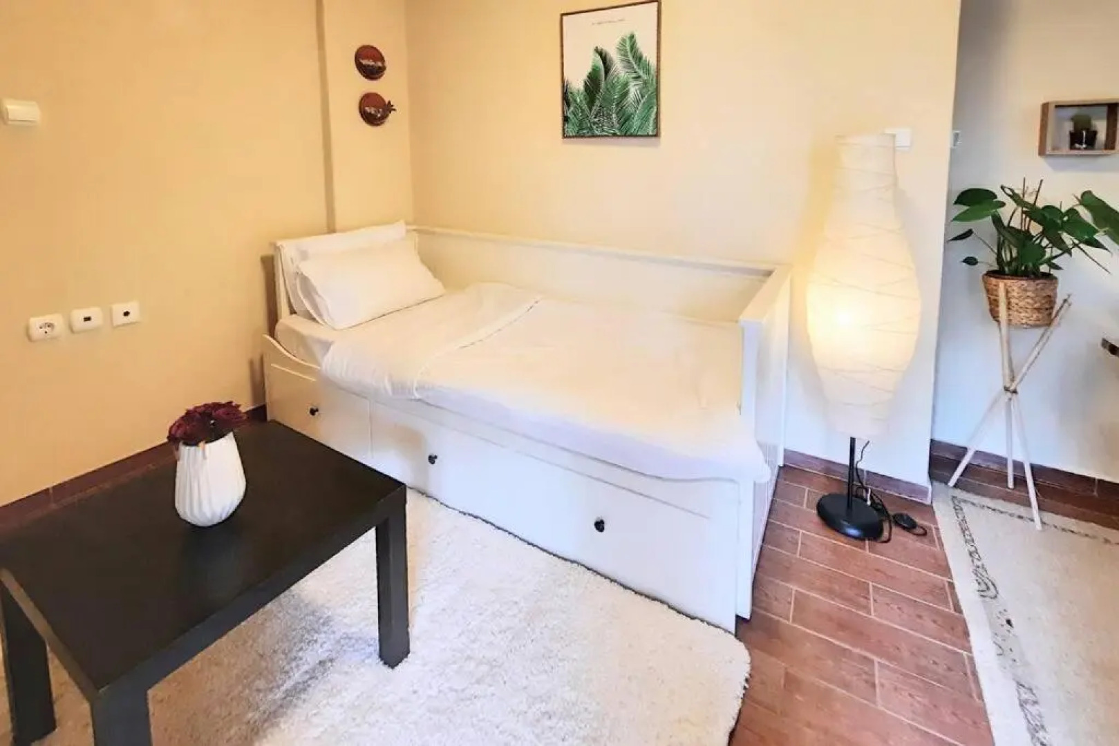 1. Lovely house with garden and free parking