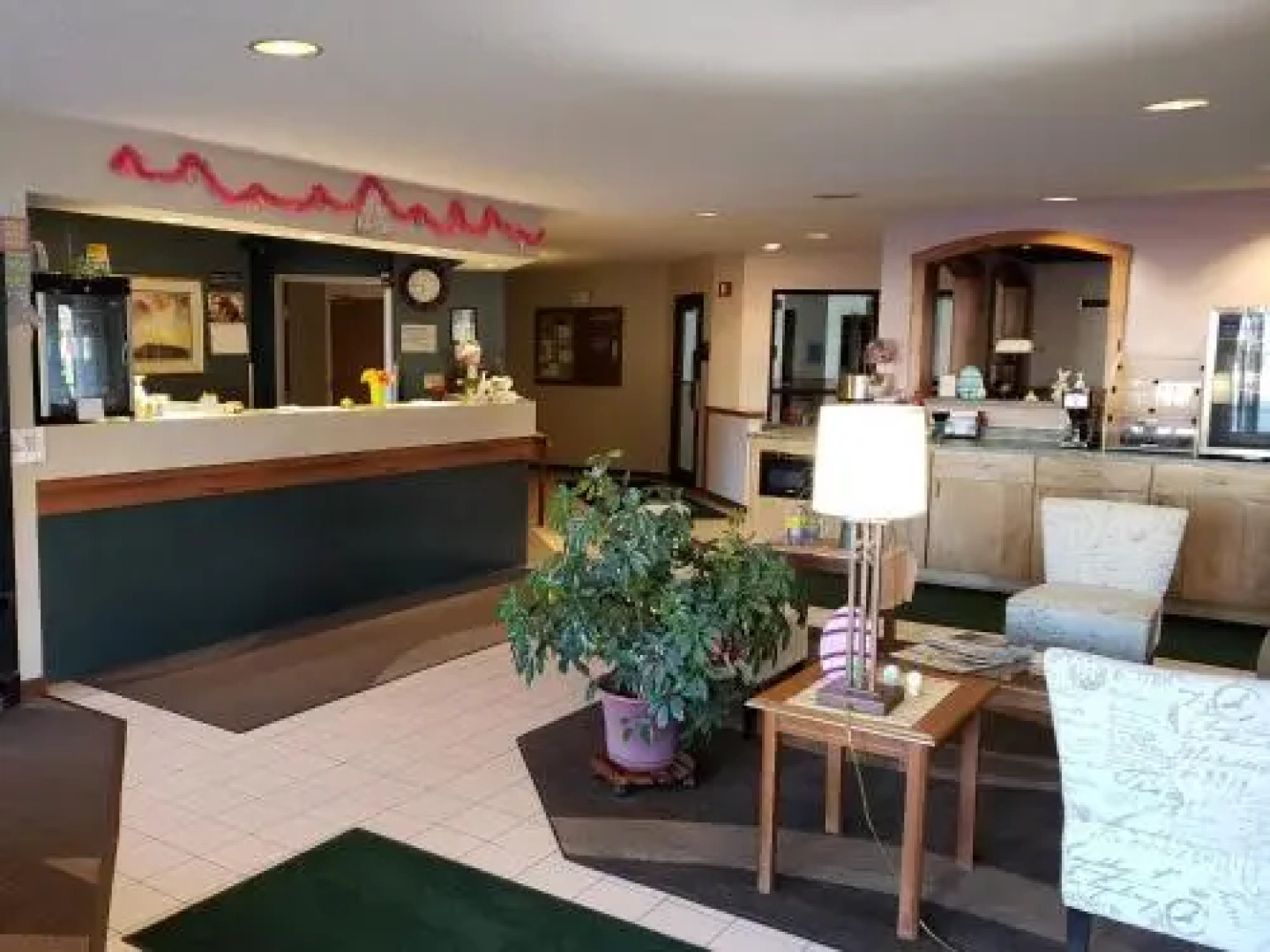 The Center Lodge and Jacuzzi Suites