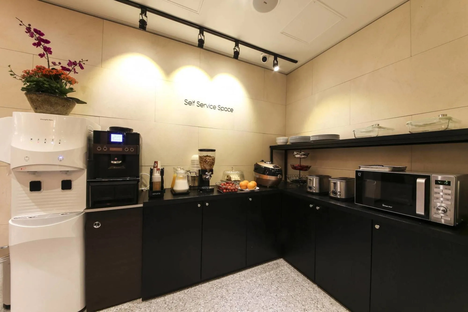 Gupo Station Almond Hotel