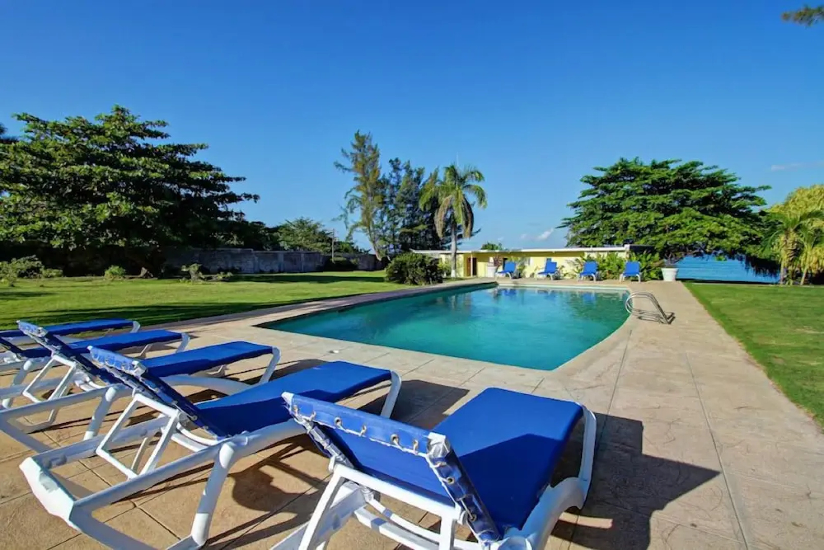Miramar Villas, 6br by Jamaican Treasures