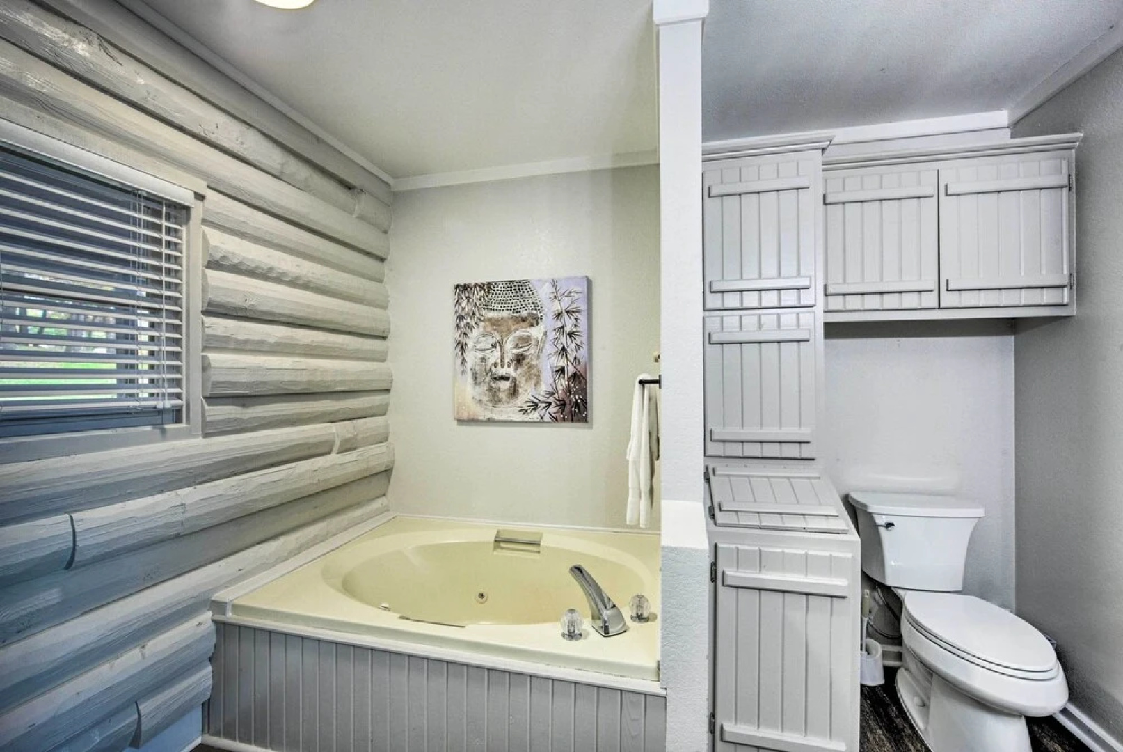 Gun Barrel City Home w/ Private Deck & Fire Pit