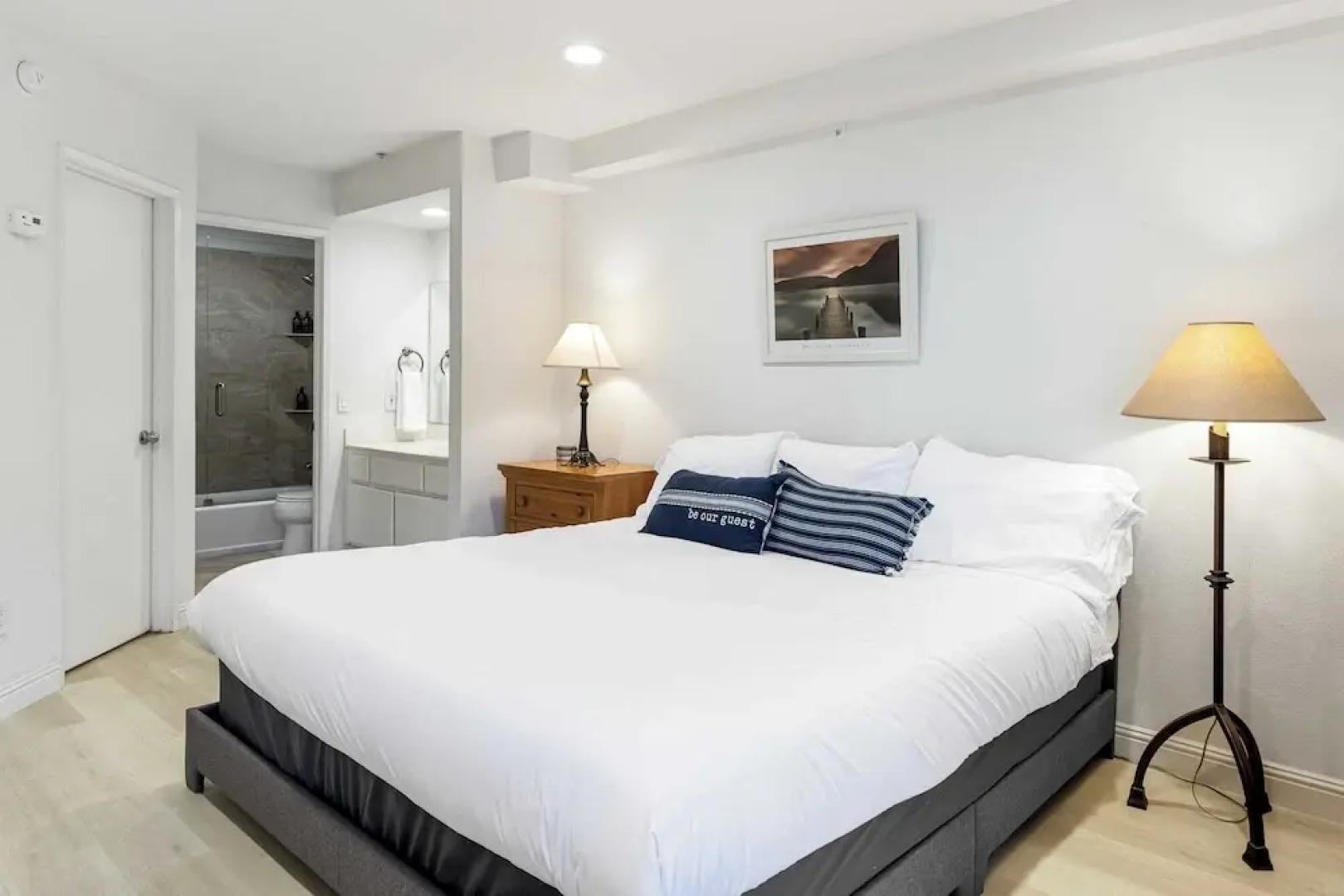 Walk to Beach Pool, Hot Tub, Private Patio, Parking Seabreeze Retreat