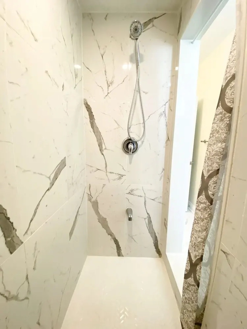 Brand New Basement Apt next to Beach & Go Train