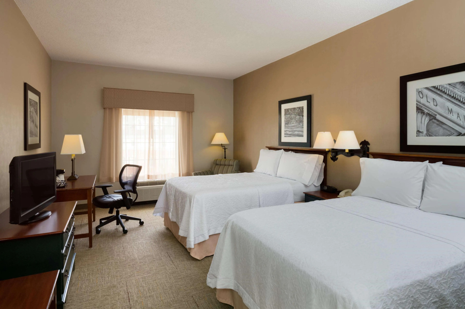 Hampton Inn & Suites State College at Williamsburg Square