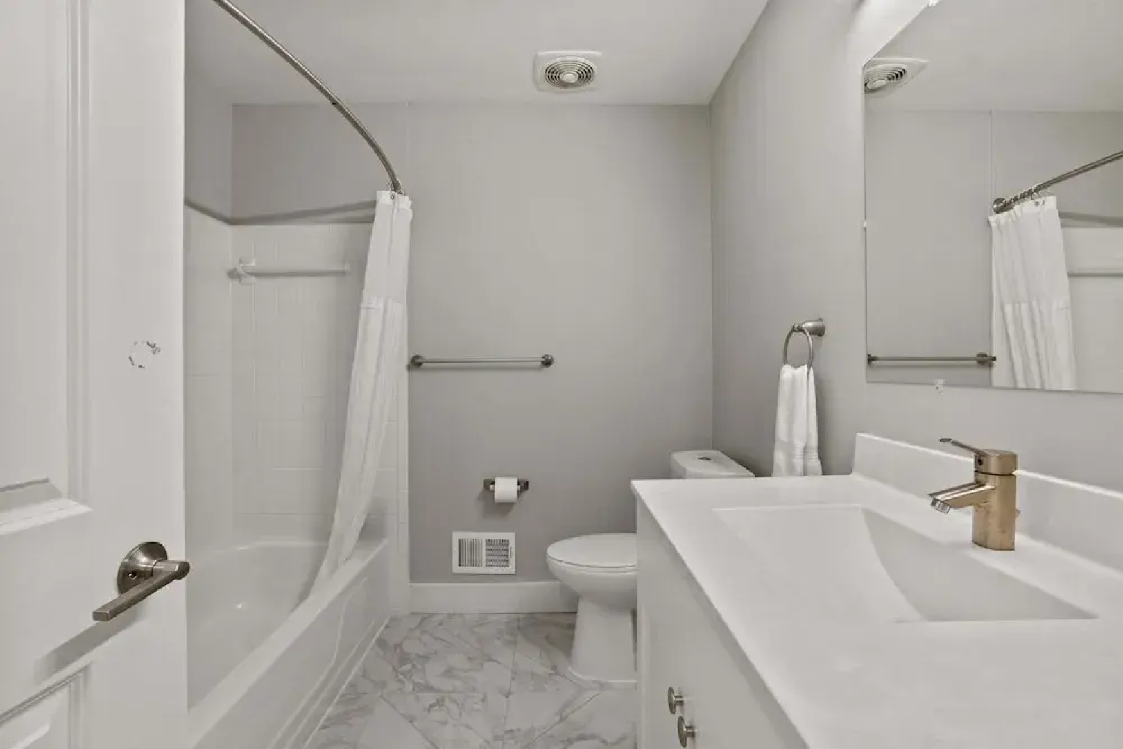 2BR 1BA Apartment With Great Amenities
