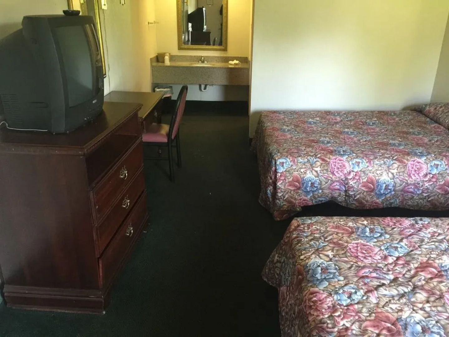 Red Carpet Inn & Suites - Muncie