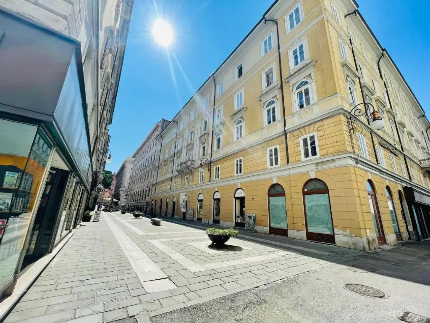 Central Corner House