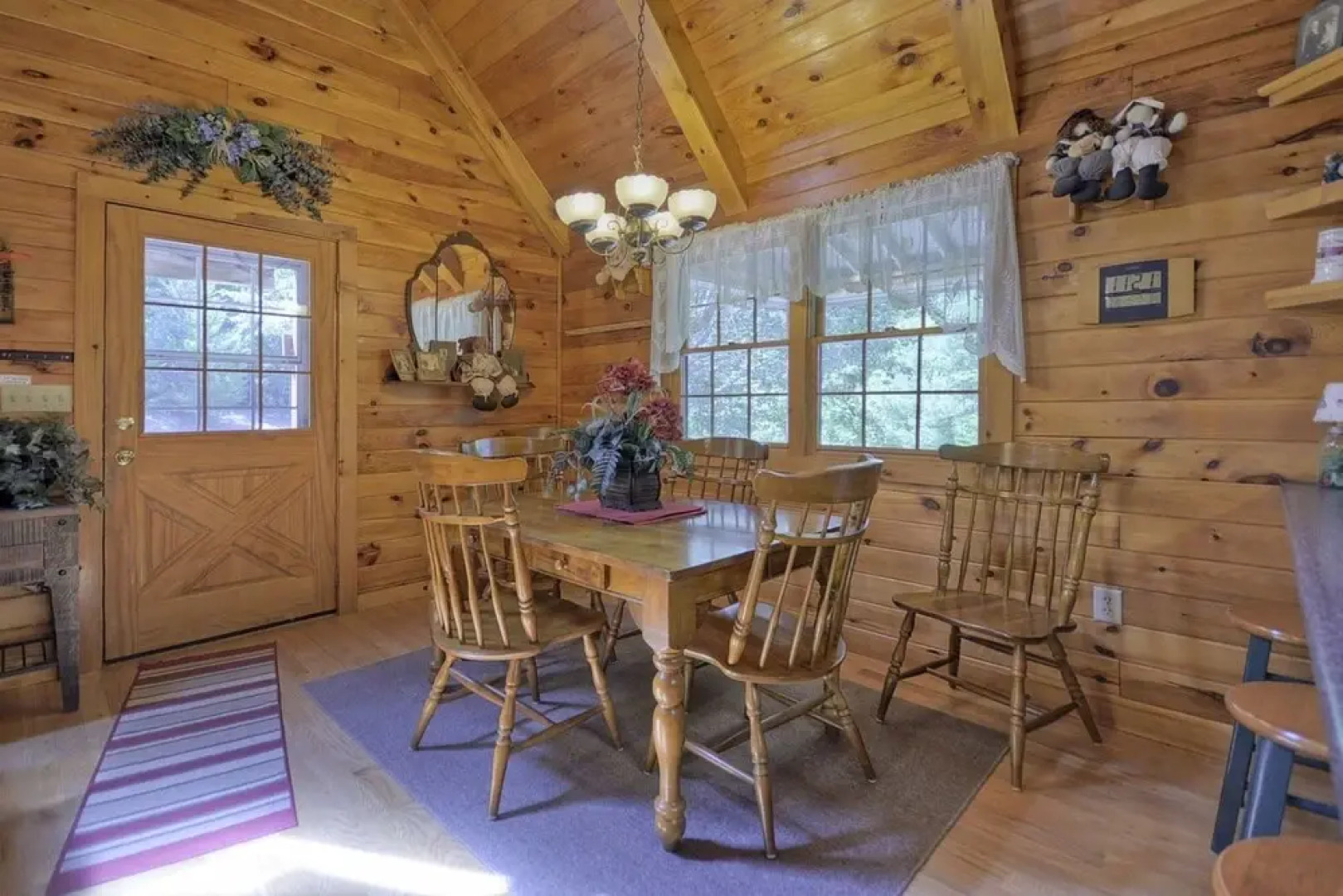 Snuggle Inn & Treehouse