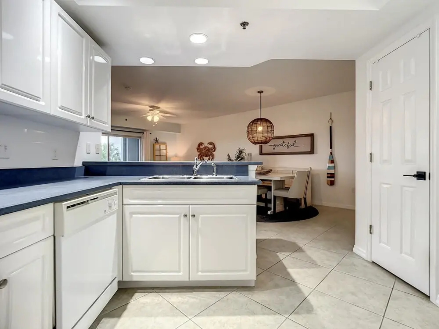 Come Drift Away in This Gorgeous Coastal Themed 3bed 2 Bath Condo Ow9-302