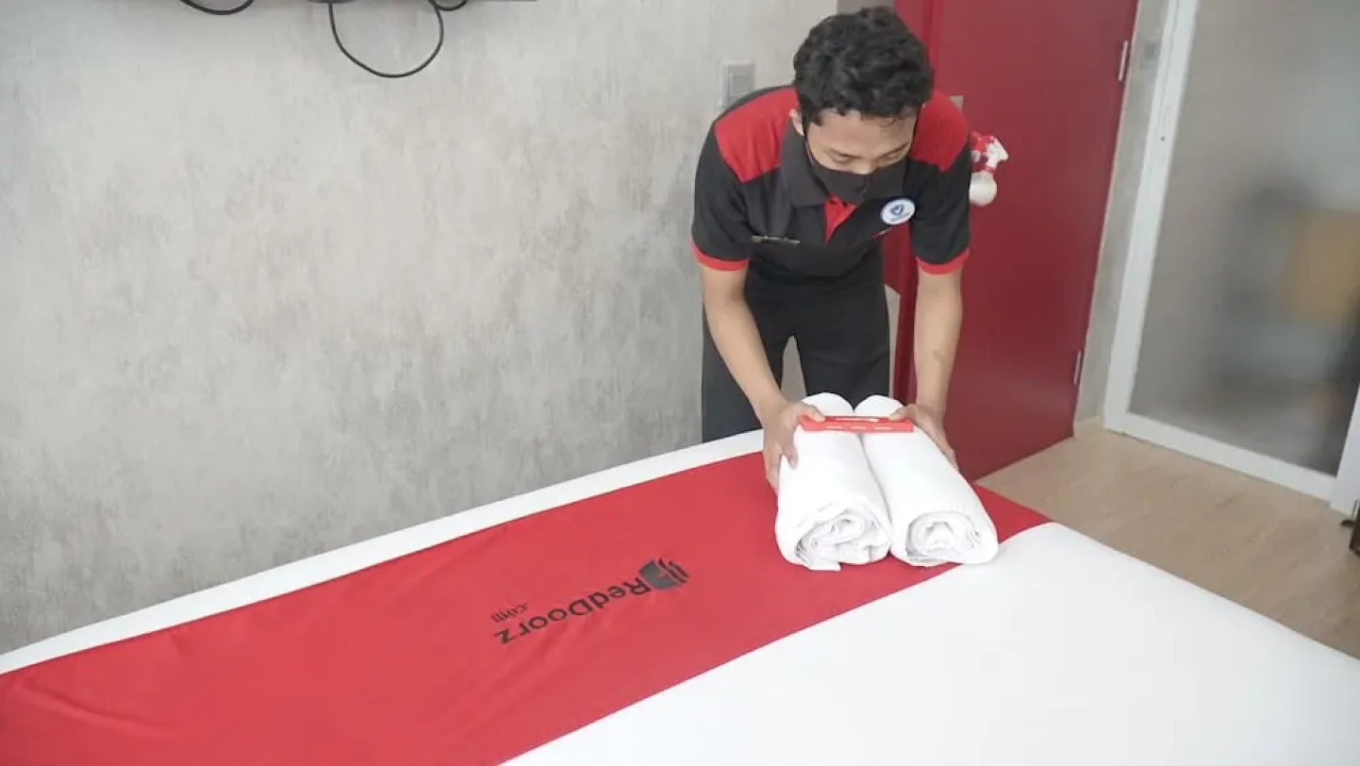 RedDoorz near GOR Satria 3