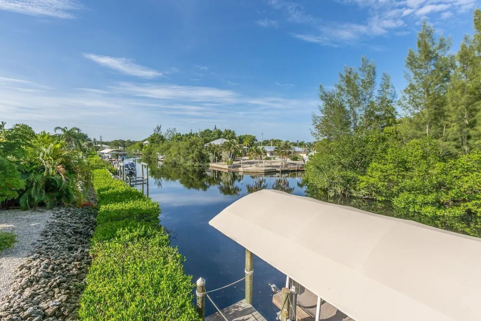 Canal House - 3 Br home by RedAwning