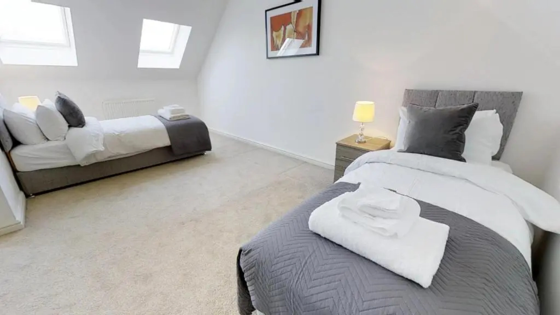 StayZo Cole Green Lane Accommodation- FREE Parking