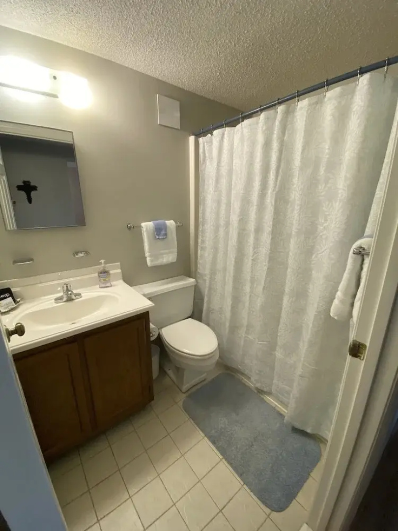 Romantic Getaway 2 Bedroom Condo by Redawning