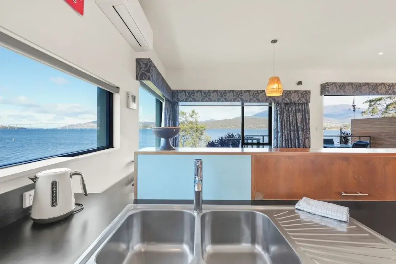 Waterfront Home - Gorgeous Views - 2 Bed