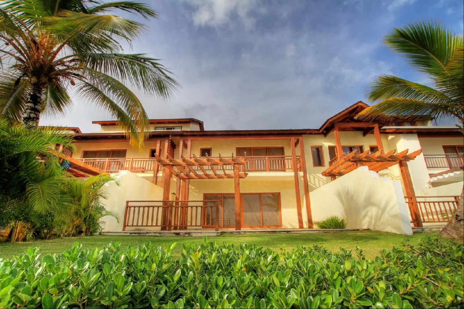 The Bannister Hotel & Yacht Club