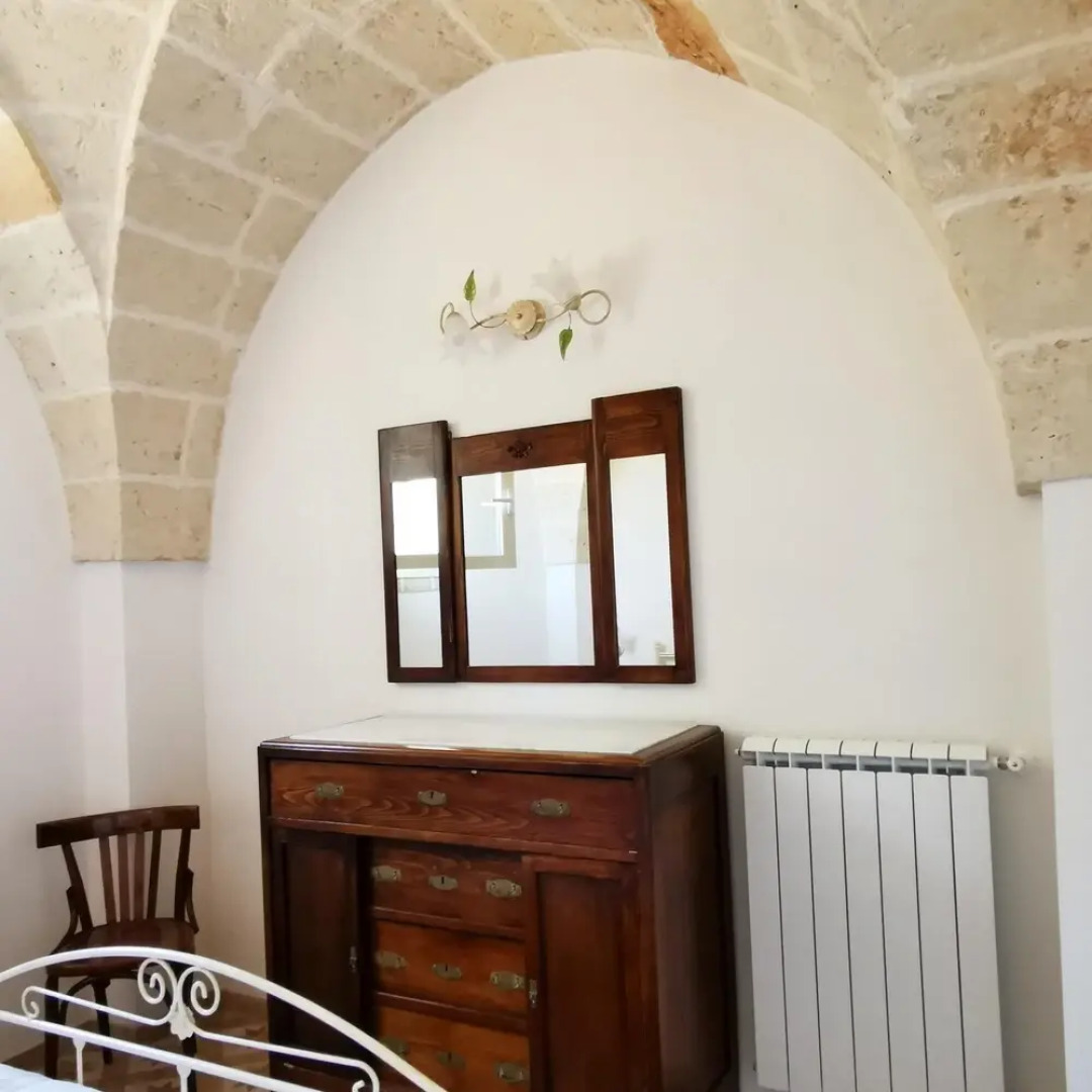 Antico trullo ristrutturato con piscina e giardino