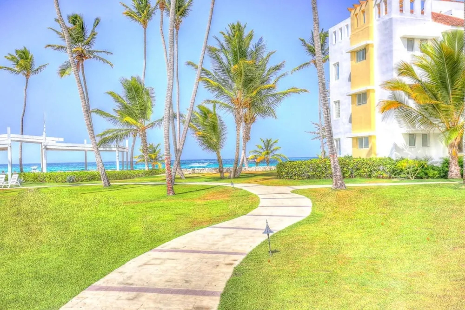 Beachfront Glamorous Apartment With Ocean Views