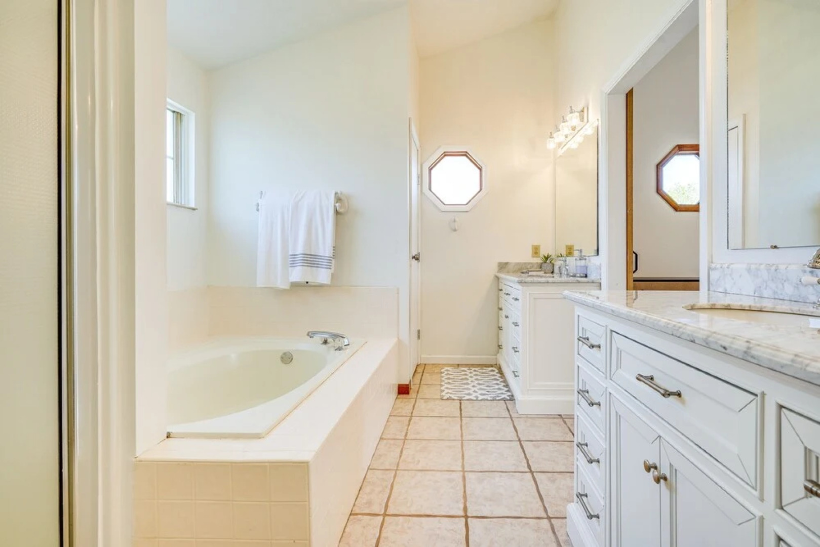 Spacious Home w/ Deck - 9 Mi to Downtown Columbus