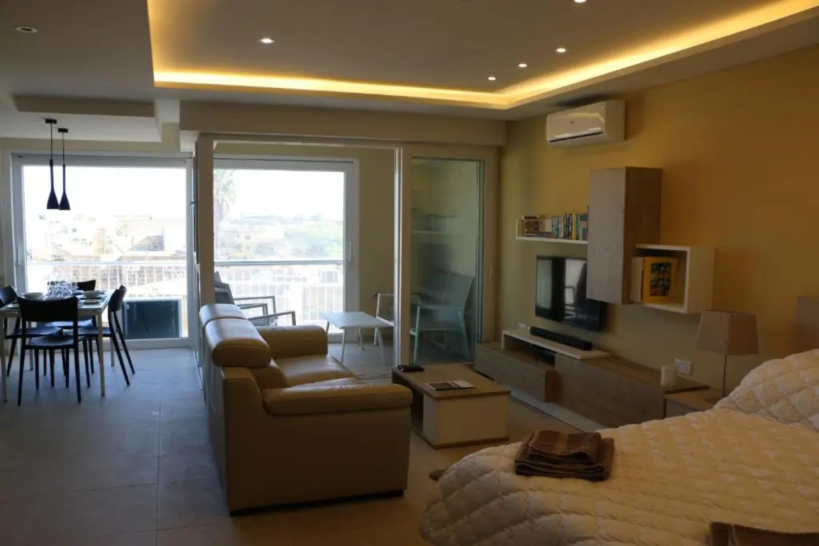 Wileg 4A Luxury Studio Apartment with Shared Swimming Pool.