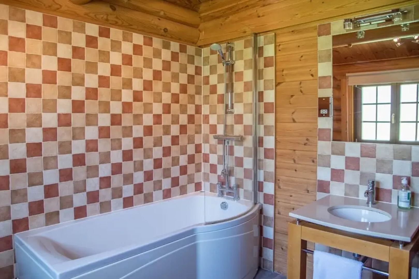 Oak Lodge With Hot Tub, Kingfishers