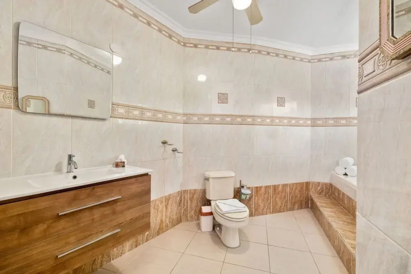 Cozy Central 4br3ba Home w Pvt Pool Largegarden