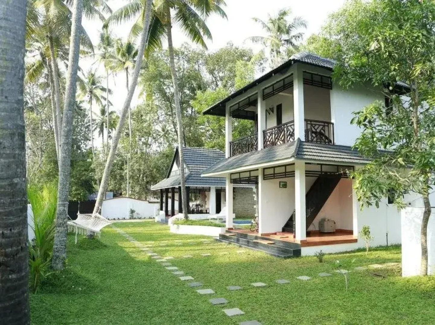 Mayas Beach House - Boutique Serviced Villa