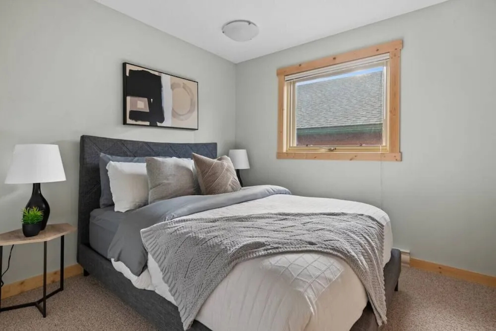 SPACIOUS 3,000 sq2 Luxury Home | PRIVATE Pool & Hot Tub | STEPS to Kinsmen Beach