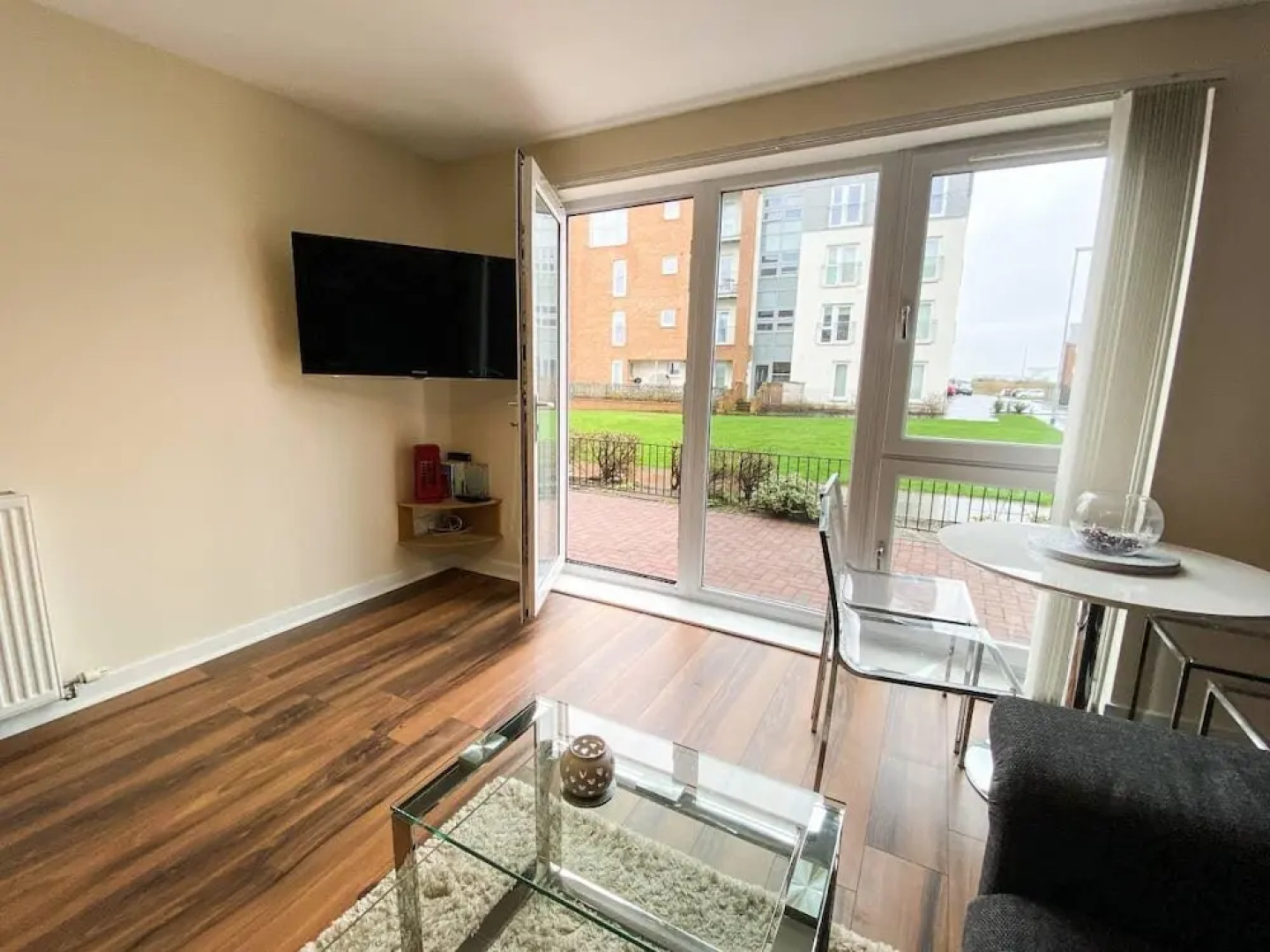 Glasgow Ellerslie Path 2bd Home - Parking