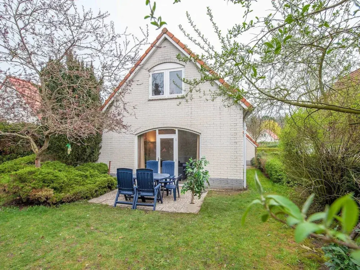 Comfortable Villa with Combi-Microwave in Green Surroundings