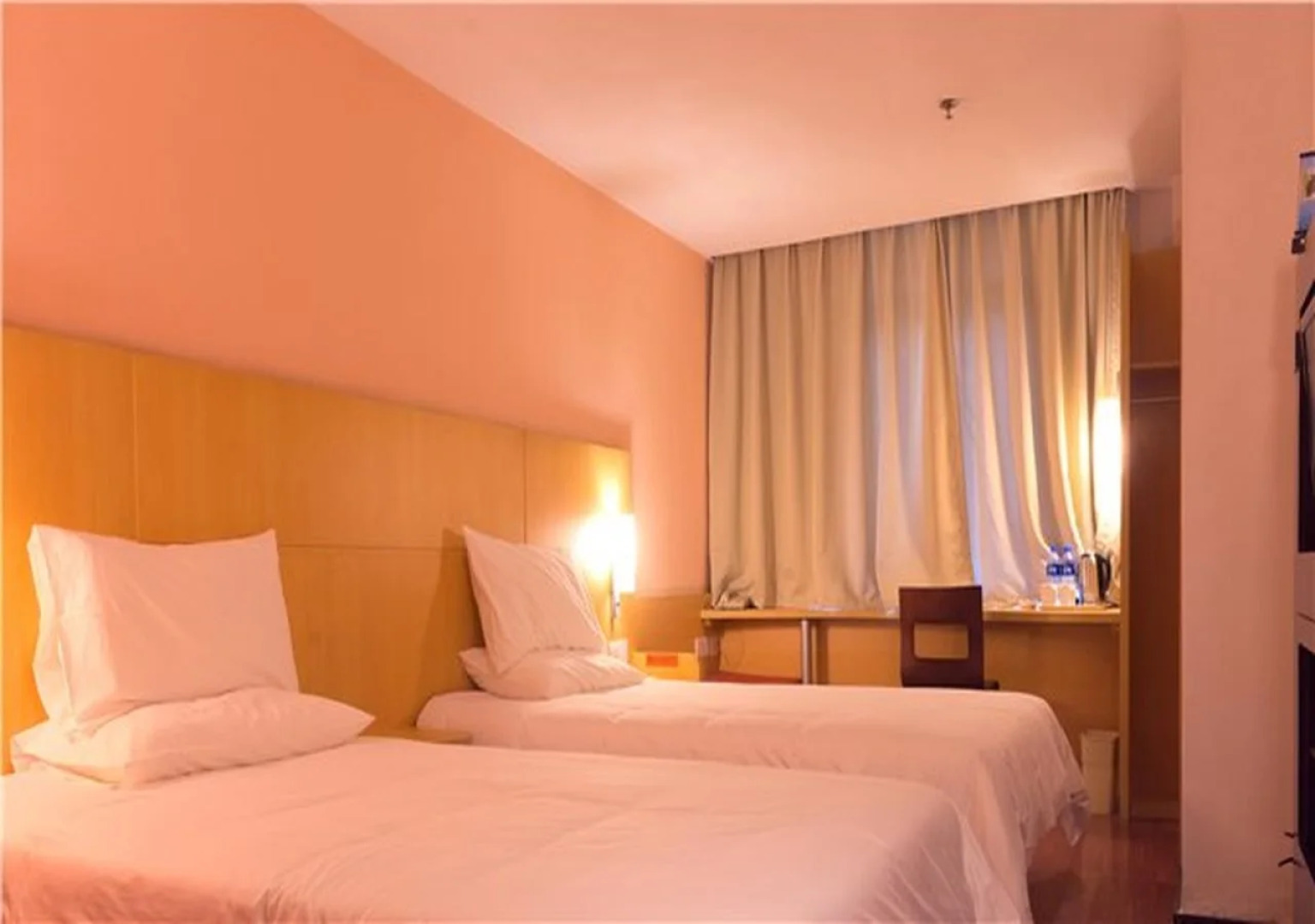 Hanting Guangzhou Baiyun Station Huangshi West Rd