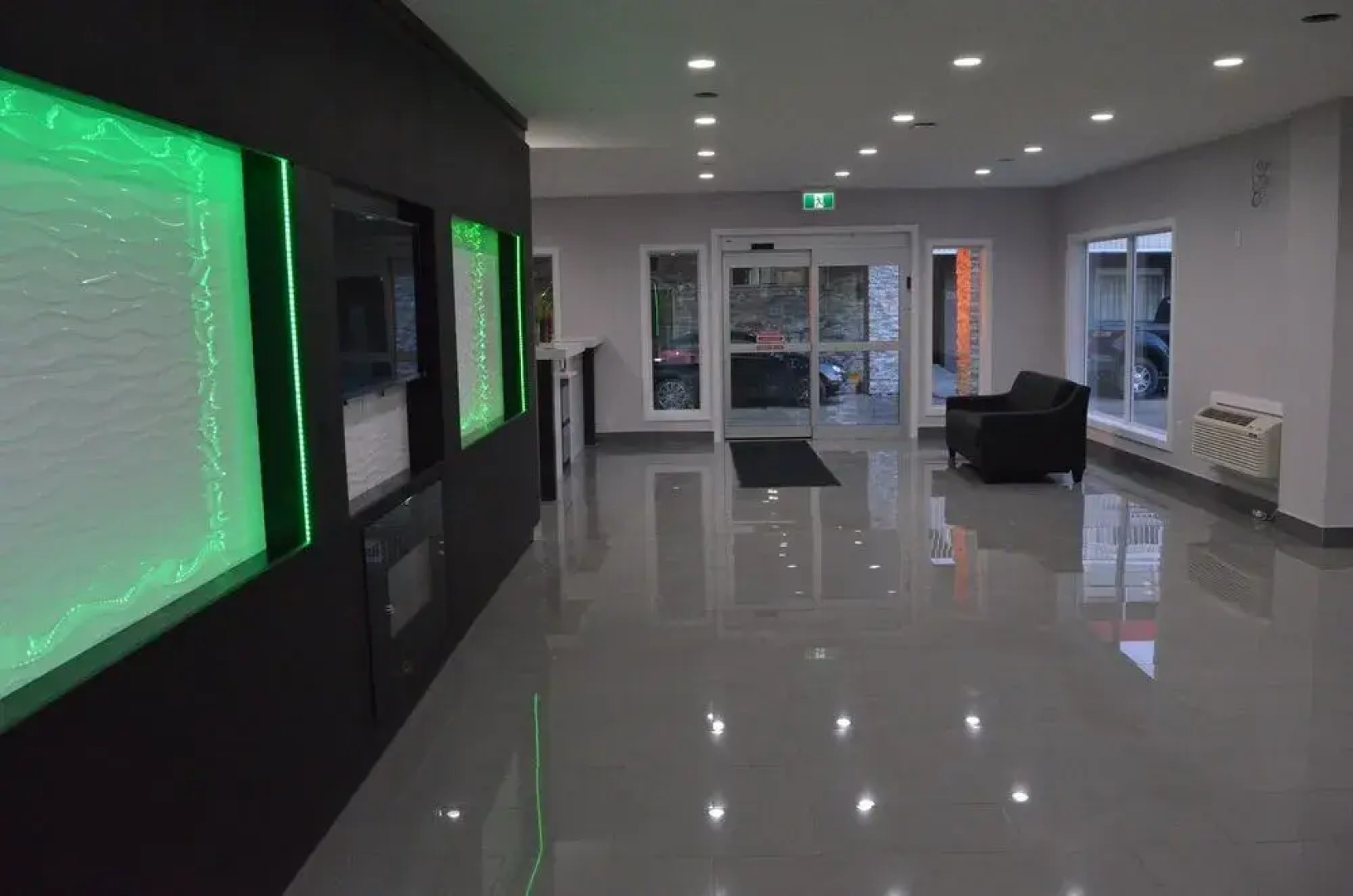 Econo Lodge Inn & Suites