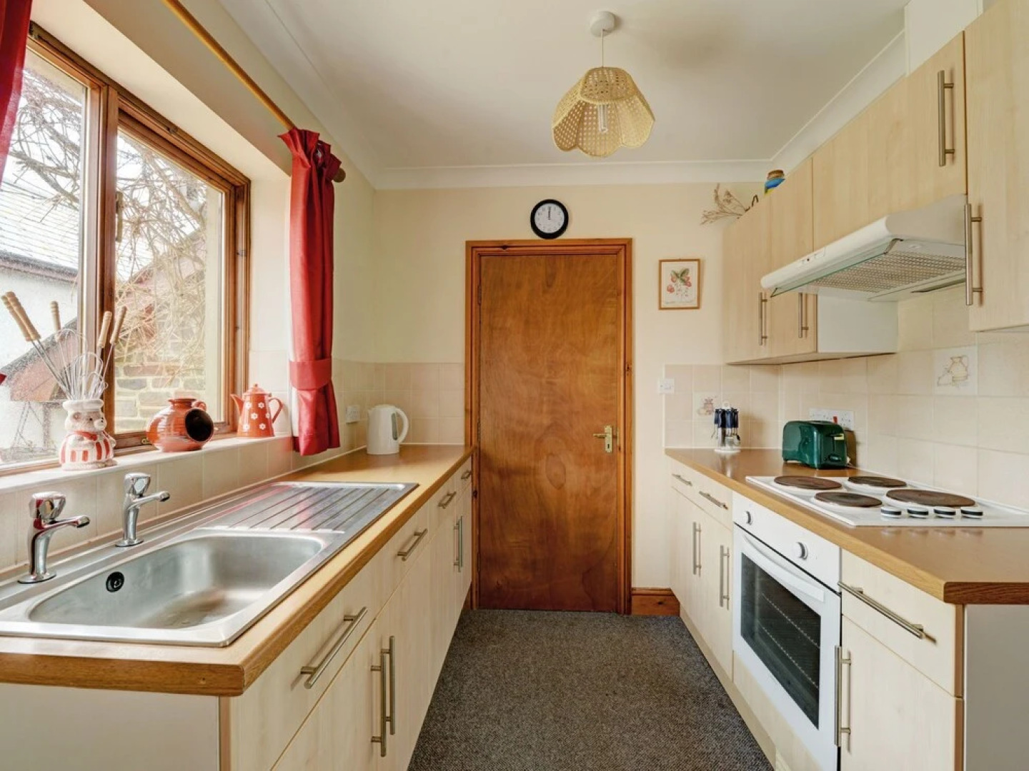 Modern Holiday Home in Wisemans Bridge With Terrace