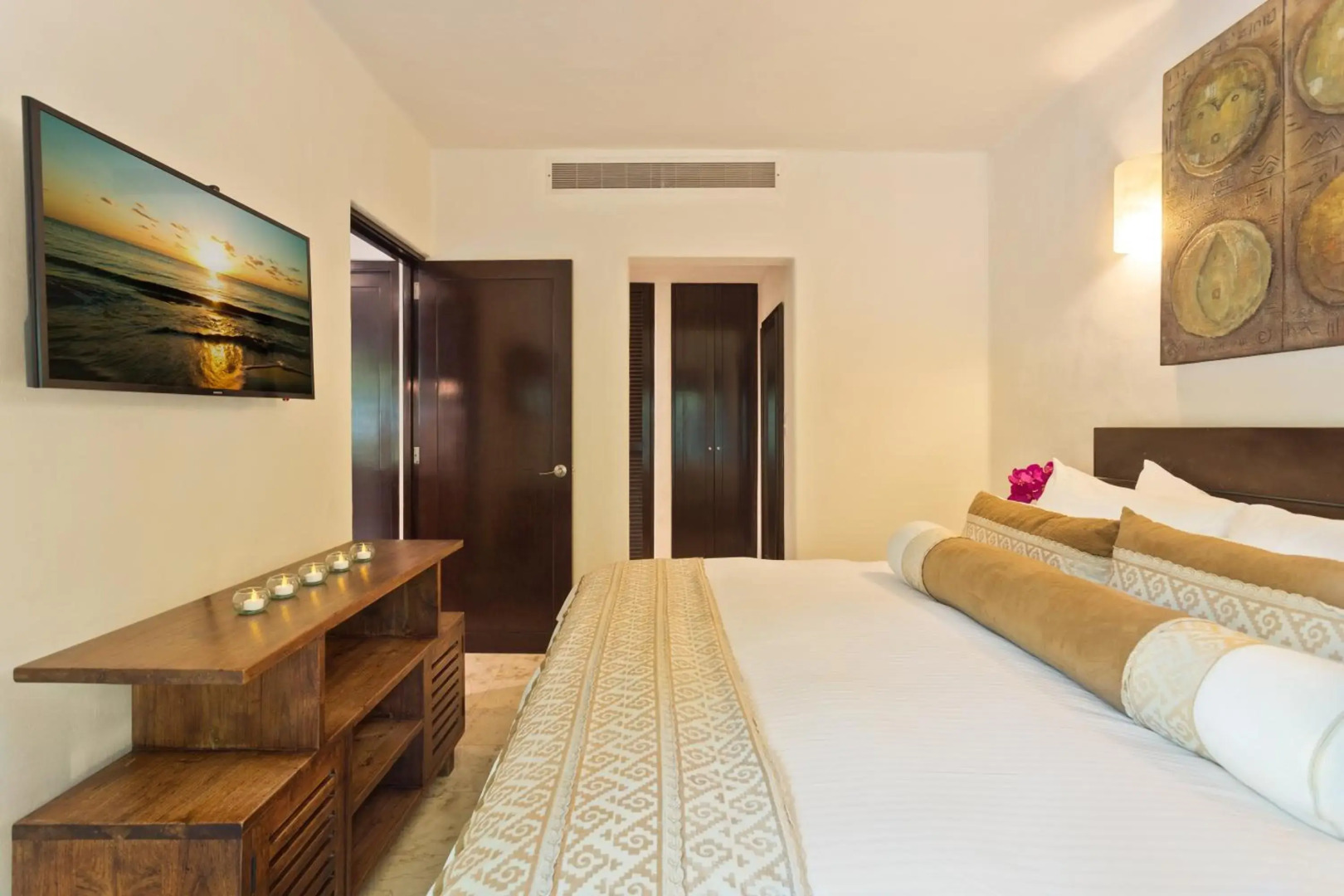 El Taj Oceanfront & Beachside Condo Hotel