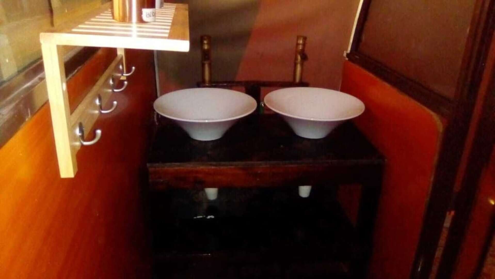 Amanya 2-rooms Lioness Family