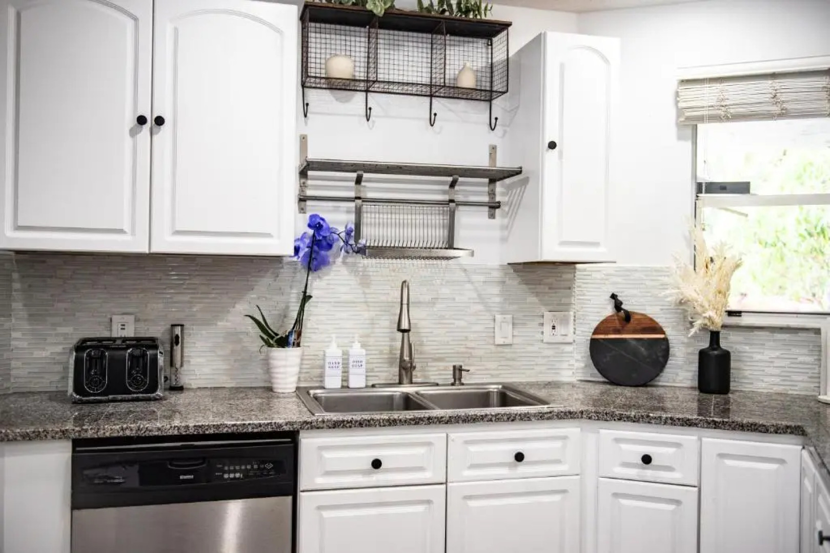 Lux 3 bedroom townhouse 1 block from the beach