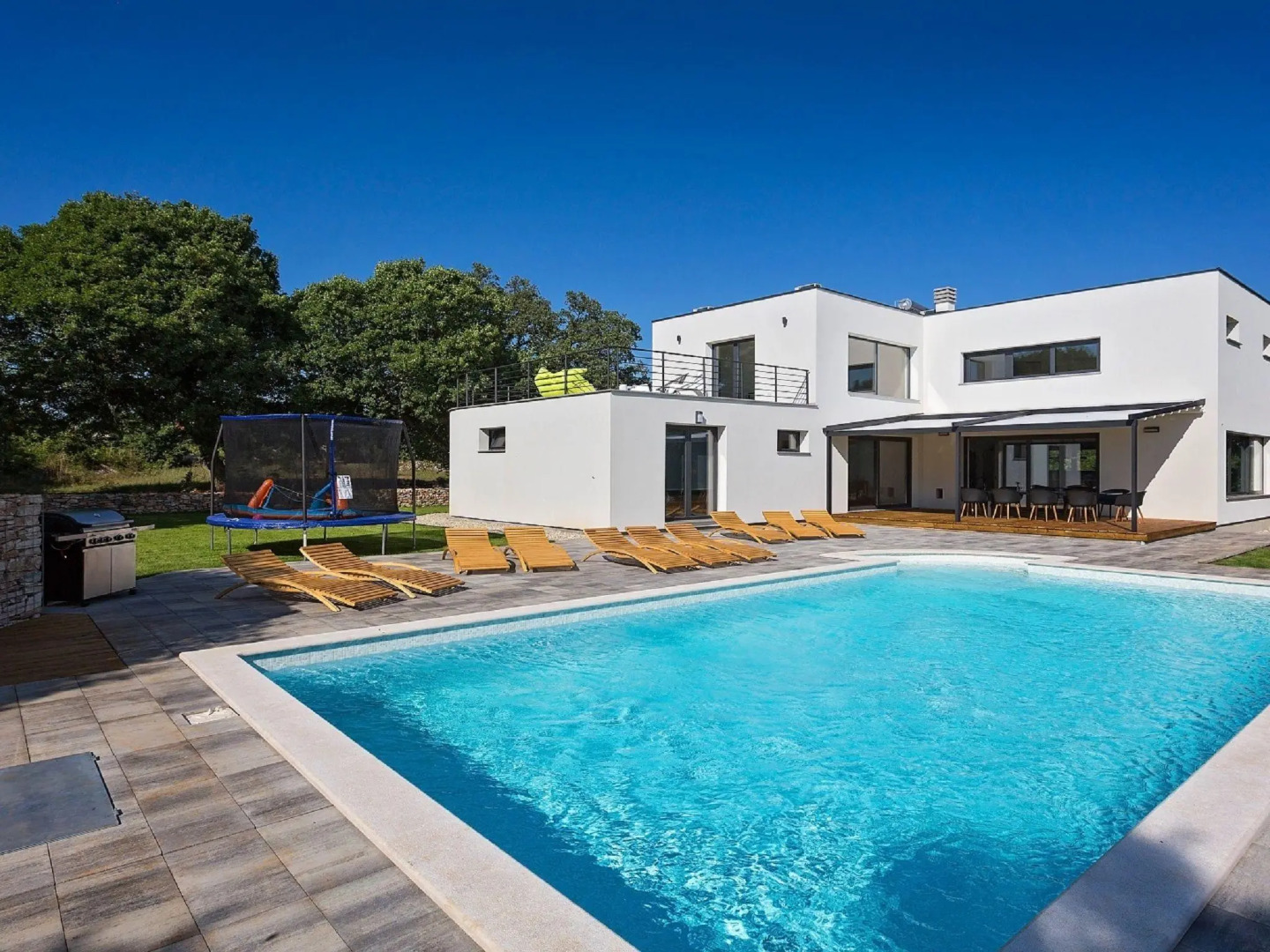 Lush Villa in Belavici with Pool & High-End Kitchen