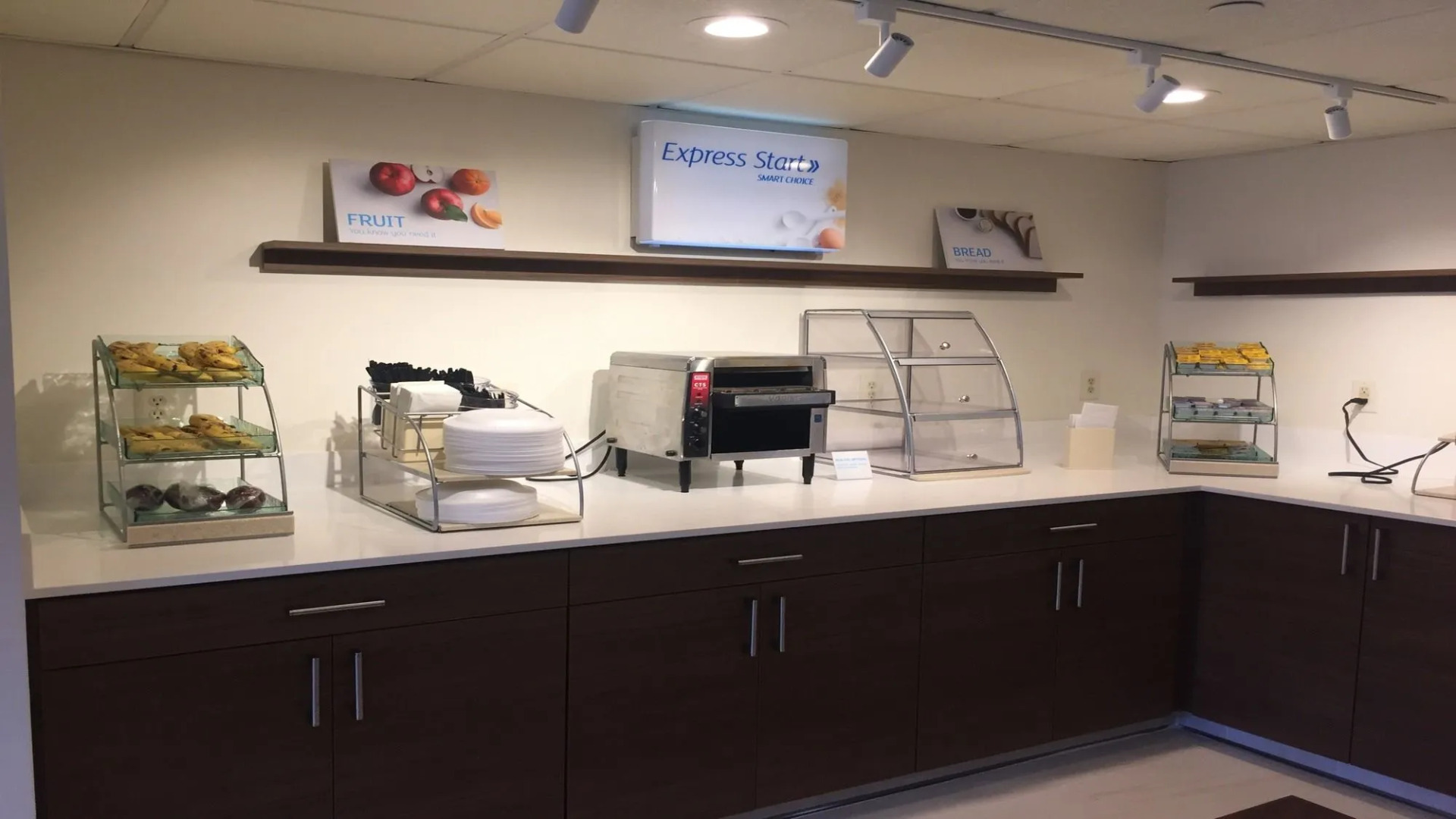 Holiday Inn Express and Suites Albany Airport- Wolf Road by IHG