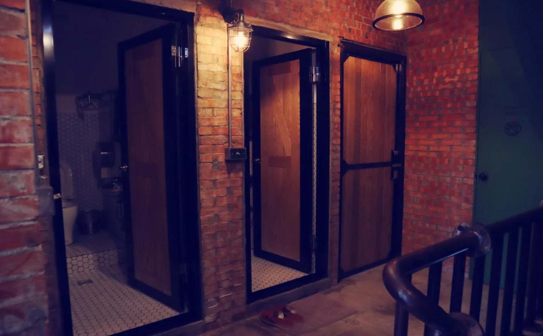 Travel Charger Hostel