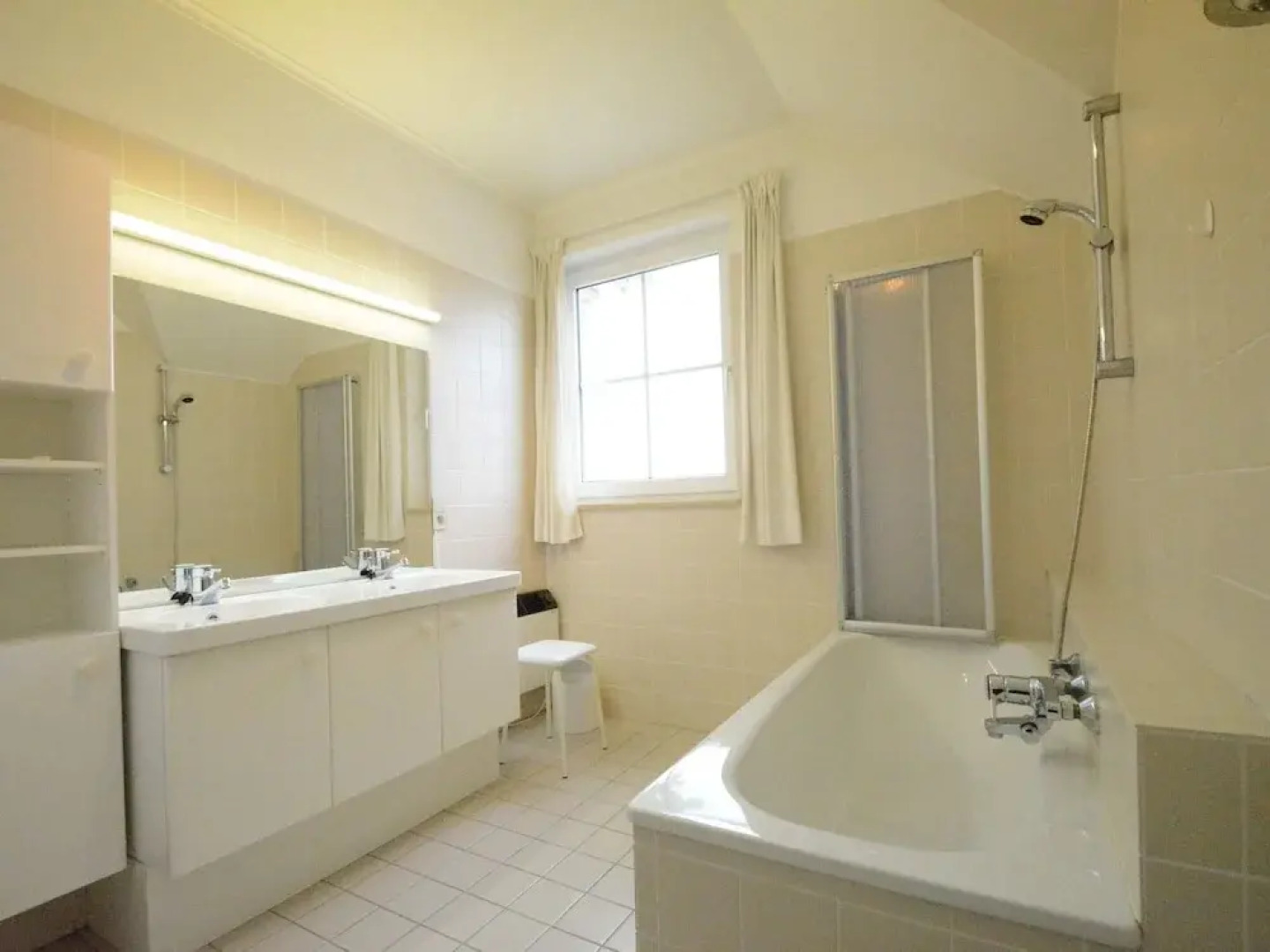 Spacious Villa Near Lesse