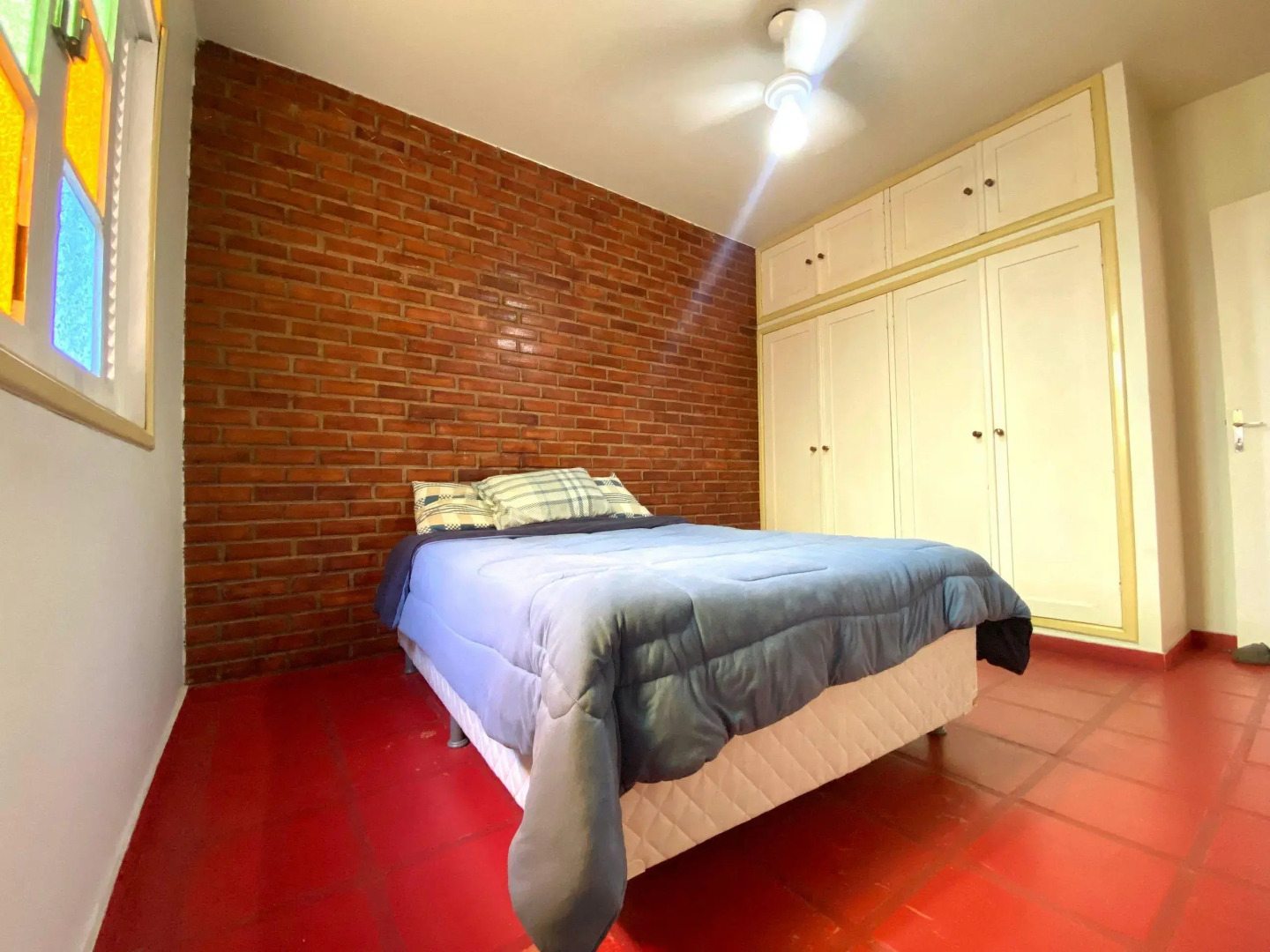 Casa 5 quartos, ampla, a 100 metros da praia. Amigos e família são bem vindos a essa casa. Venha viver momentos inesquecíveis aqui.