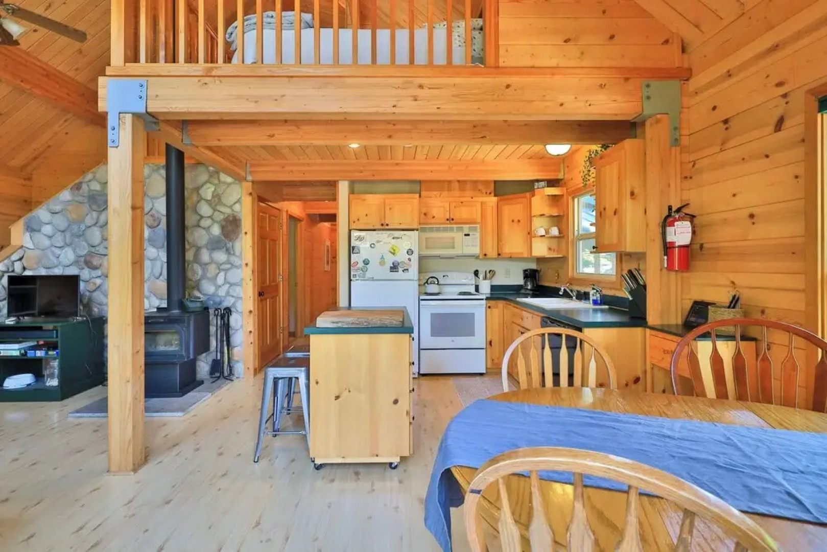 Leavenworth Cabin 3 Mi to Lake Wenatchee: Hot Tub!