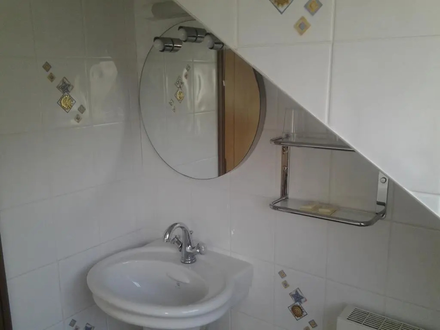 Nomi Rooms & Restaurant