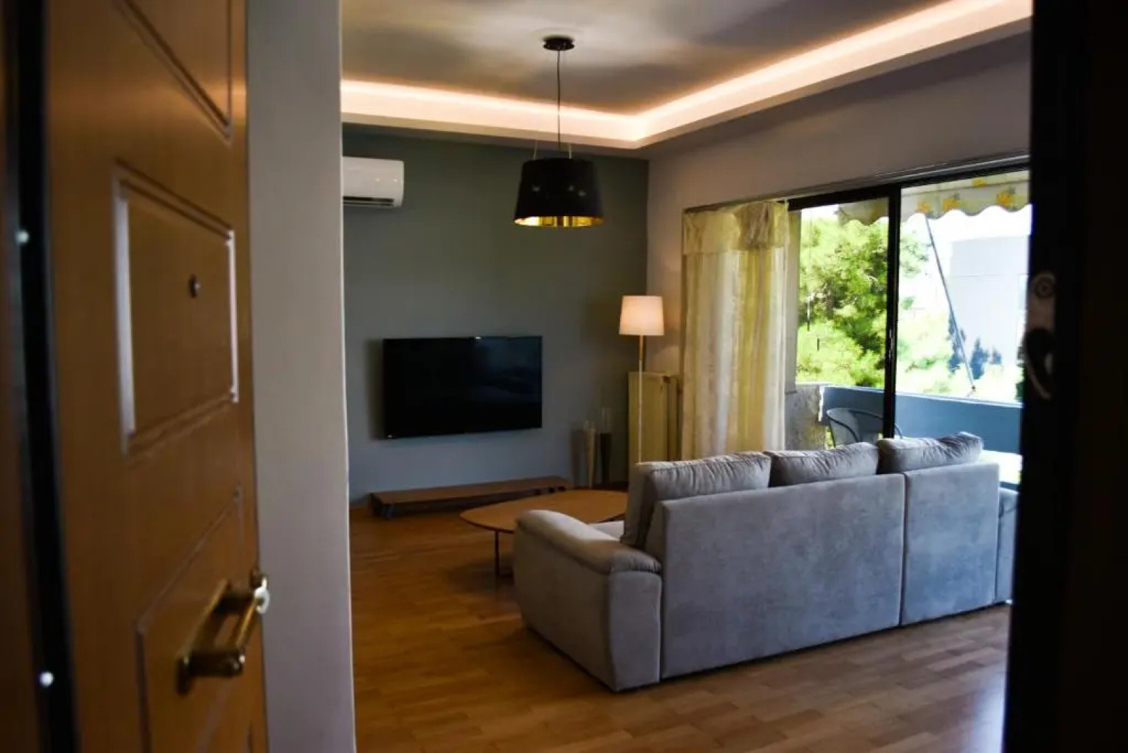 Βright Walled Designed Apt in Glyfada Center