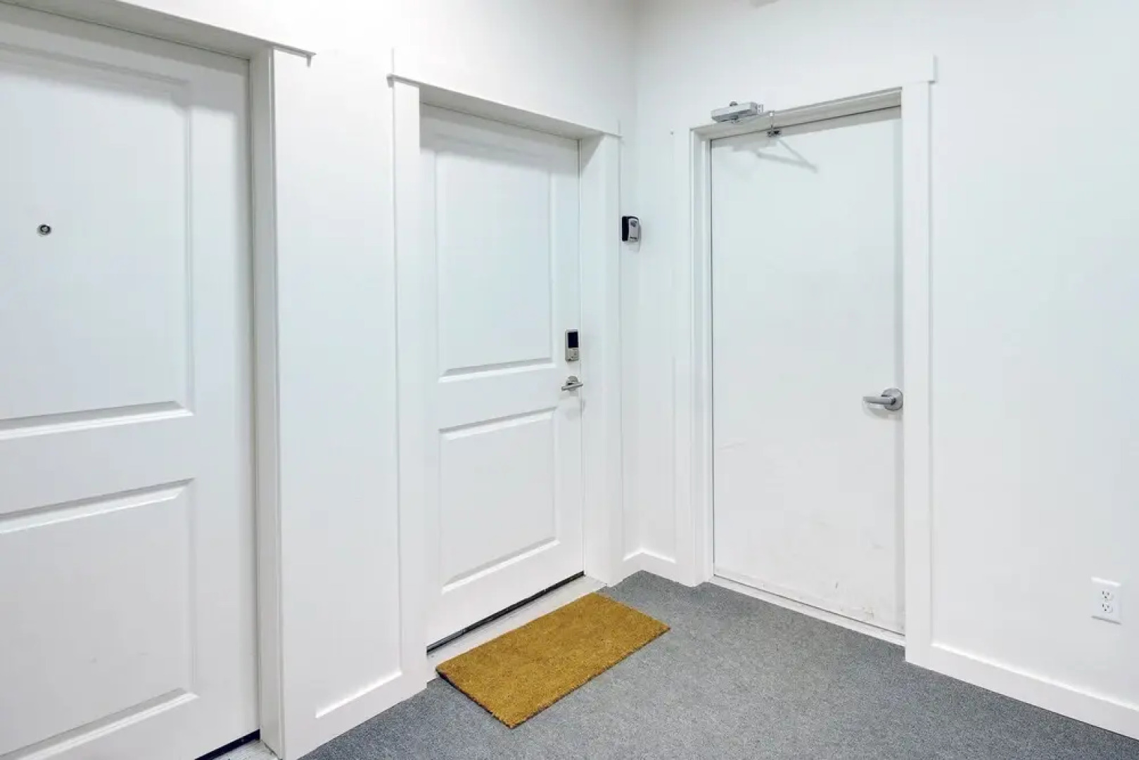 Livingston Condo w/ Balcony - 2 Mi to Downtown!