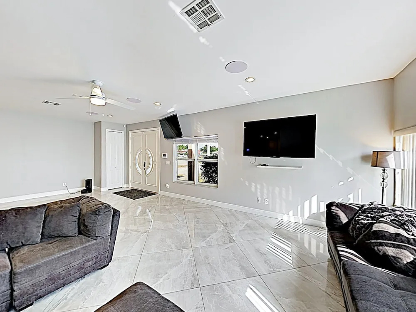 New Listing! Sumptuous Near Beach W/ Pool 3 Bedroom Home