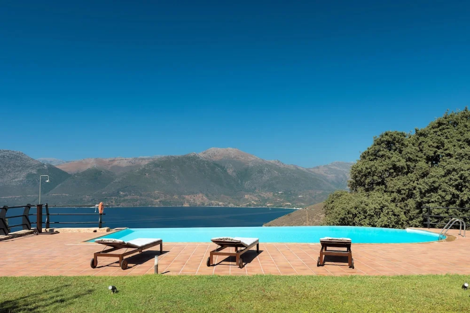 Self-catering Luxury Stone Holiday Villa With Infinity Pool and Panoramic View