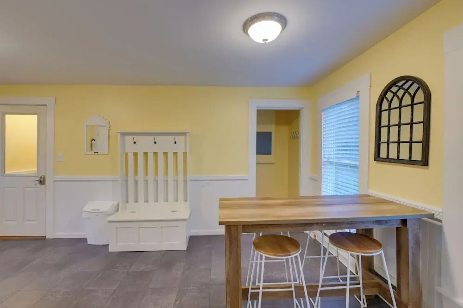 Walk to Sorrento Town Dock: Pet-friendly Apartment