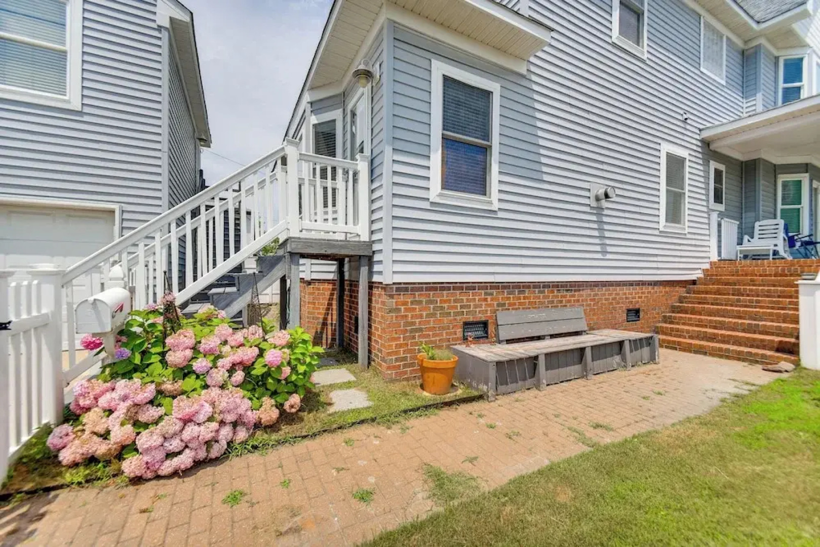 Inviting Norfolk Family Retreat: 1 Block to Beach!